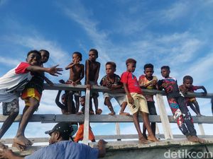 Tanpa Internet, Warga Teluk Wondama Asyik Main di Laut dan Nobar Ikatan Cinta