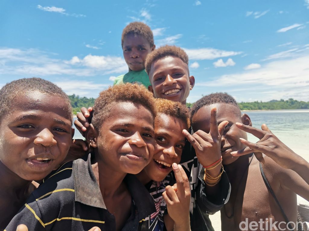 Warga di Isiren Papua