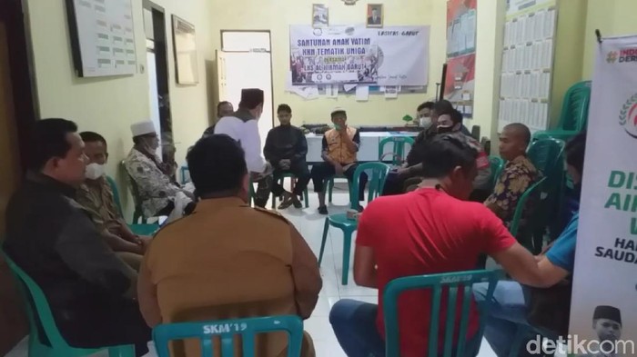 Petugas dari berbagai unsur melakukan pendataan warga terkait dugaan pembaiatan NII, di Garut, Rabu (6/10/2021).  Salah satu saksi menyatakan warga yang dibaiat didoktrin  pemerintah RI thogut.