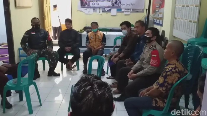 Petugas dari berbagai unsur melakukan pendataan warga terkait dugaan pembaiatan NII, di Garut, Rabu (6/10/2021).  Salah satu saksi menyatakan warga yang dibaiat didoktrin  pemerintah RI thogut.