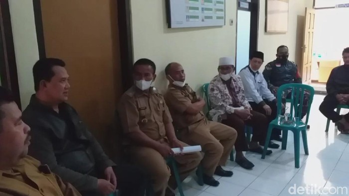 Petugas dari berbagai unsur melakukan pendataan warga terkait dugaan pembaiatan NII, di Garut, Rabu (6/10/2021).  Salah satu saksi menyatakan warga yang dibaiat didoktrin  pemerintah RI thogut.
