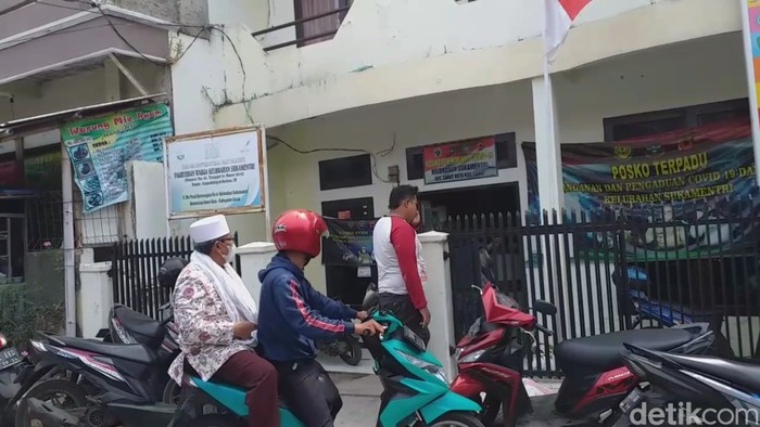 Warga Garut yang Diduga Dibaiat NII Langsung Didata Petugas dari berbagai unsur melakukan pendataan warga terkait dugaan pembaiatan NII, di Garut, Rabu (6/10/2021). Salah satu saksi menyatakan warga yang dibaiat didoktrin pemerintah RI thogut.