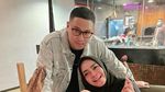 10 Momen Mama Rieta, Ibunda Nagita Slavina Saat Masak dan Makan Enak