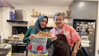 Begini momen Mama Rieta memamerkan pasta enak buatannya. Saat itu ia masak bareng salah satu chef Holywings. Tampilannya menggugah selera ya?