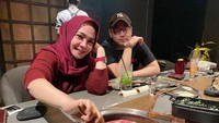 Makan daging panggang jadi salah satu agenda seru Mama Rieta saat kumpul bareng keluarganya. Kangen makan di luar ga? tulisnya di keterangan foto.