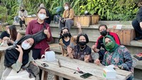Wanita 59 tahun ini berteman dengan banyak chef terkenal Tanah Air. Hal ini bermula dari produk aplikasi miliknya, Rietzstar yang khusus mengkurasi produk makanan dan minuman. Seperti ini keseruan dirinya saat nongkrong bareng Sisca Soewitomo.