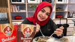10 Momen Mama Rieta, Ibunda Nagita Slavina Saat Masak dan Makan Enak