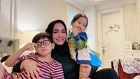 Mama Rieta lantas menjawab tak mau lagi memikirkan masalah pasangan. Ia hanya ingin anak-anak dan cucunya bahagia dunia dan akhirat, serta menjadi orang baik.