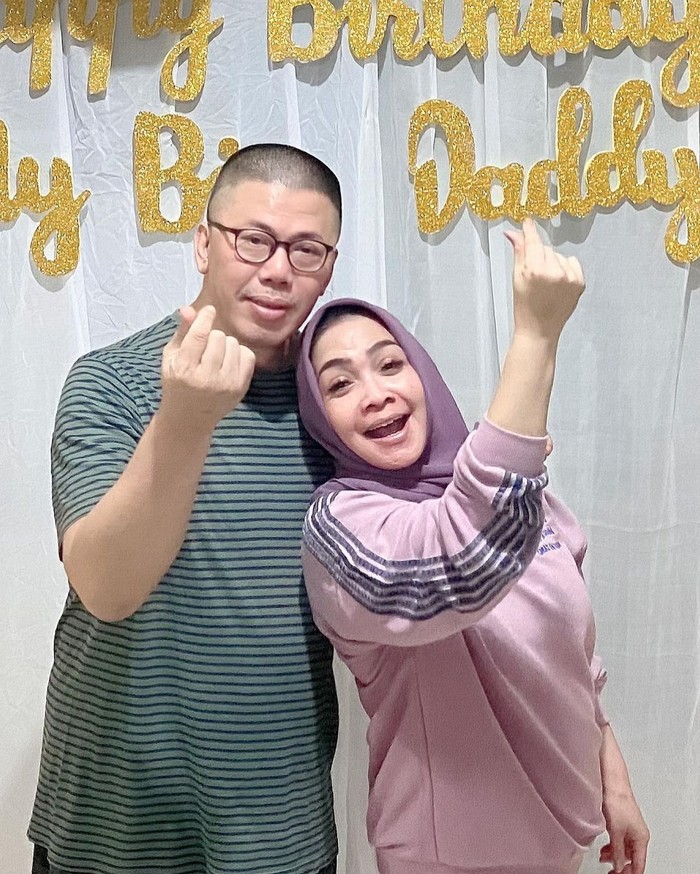 10 Momen Mama Rieta, Ibunda Nagita Slavina Saat Masak dan Makan Enak 10 Momen Mama Rieta, Ibunda Nagita Slavina Saat Masak dan Makan Enak
