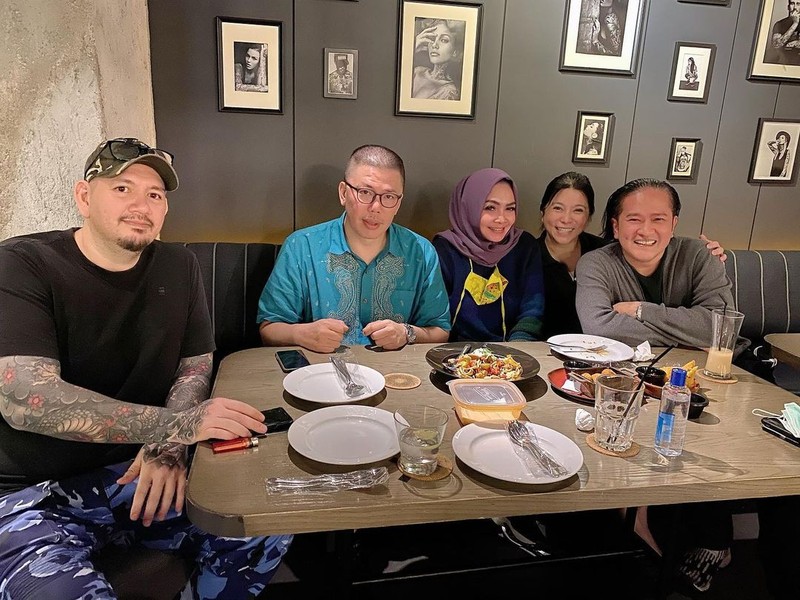 10 Momen Mama Rieta, Ibunda Nagita Slavina Saat Masak dan Makan Enak