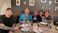 Baru-baru ini kabar tak sedap datang dari Mama Rieta. Ia diisukan bercerai dari suaminya, Basuki Widjaja. Keduanya menikah pada 2017 lalu.