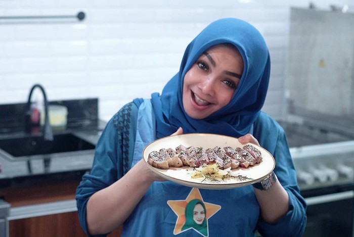10 Momen Mama Rieta, Ibunda Nagita Slavina Saat Masak dan Makan Enak