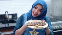 Foto ini jadi bukti lain kalau Mama Rieta hobi masak dan makan enak. Ia bahkan memikirkan plating hidangan yang cantik agar terlihat lebih menggugah selera.