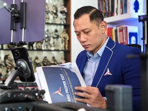 Foto AHY Cukur Rambut Berjubah Khusus Bikin Netizen Gagal Fokus