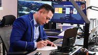 Ada pula tumpukan kabel di sekitar meja kerja AHY. Palu milik ketua umum untuk mengambil keputusan juga terlihat dipegang AHY. (Foto: Instagram AHY)