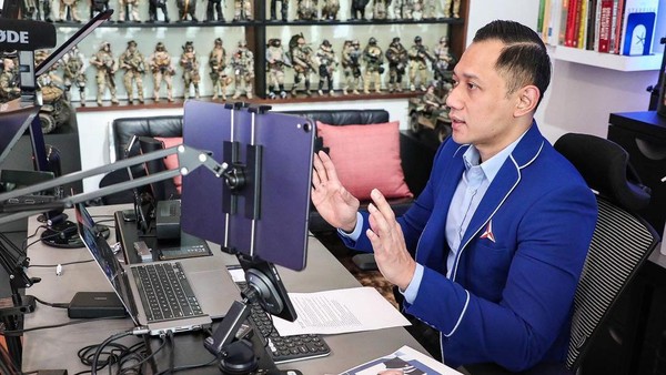 Penampakan Workstation Mewah AHY Berhias Action Figure