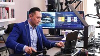 Tampilan meja kerja AHY bikin salah fokus. Di antara netizen, ada yang mengatakan workstation AHY tampak lebih canggih dibanding programmer hingga pemain saham. (Foto: Instagram AHY)