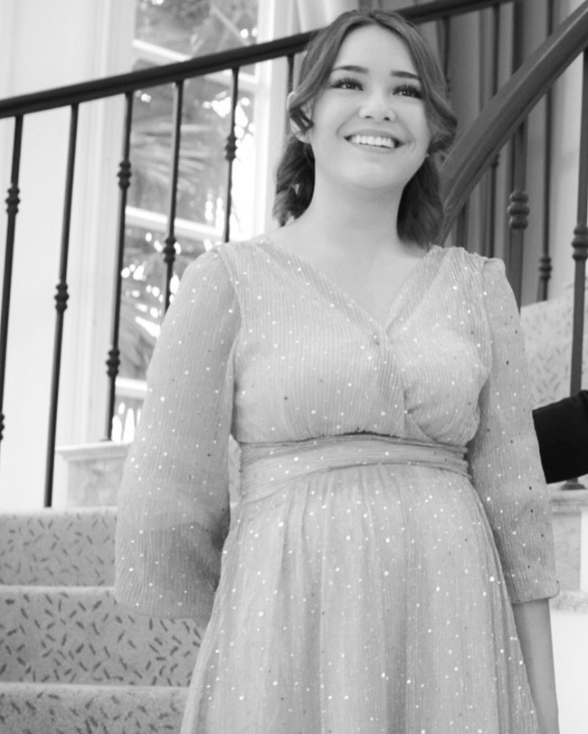 Totalitas Amanda Manopo dalam berakting sendiri memang sudah tidak diragukan lagi. Tak sedikit netizen bahkan yang sampai terbawa suasana dan menyebut bahwa kehamilannya itu seperti nyata, bukan hanya di dalam sinetron. Foto: dok. Instagram/@abudherypastrana