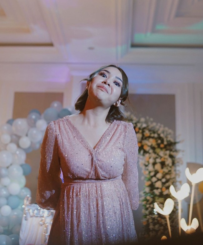 Begini penampilan Amanda Manopo saat memamerkan baby bump yang ada di perutnya. Tak sedikit netizen yang menyebut Amanda justru jadi terlihat menggemaskan. Bagaimana menurutmu? Foto: dok. Instagram/@abudherypastrana