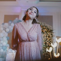 Begini penampilan Amanda Manopo saat memamerkan baby bump yang ada di perutnya. Tak sedikit netizen yang menyebut Amanda justru jadi terlihat menggemaskan. Bagaimana menurutmu? Foto: dok. Instagram/@abudherypastrana