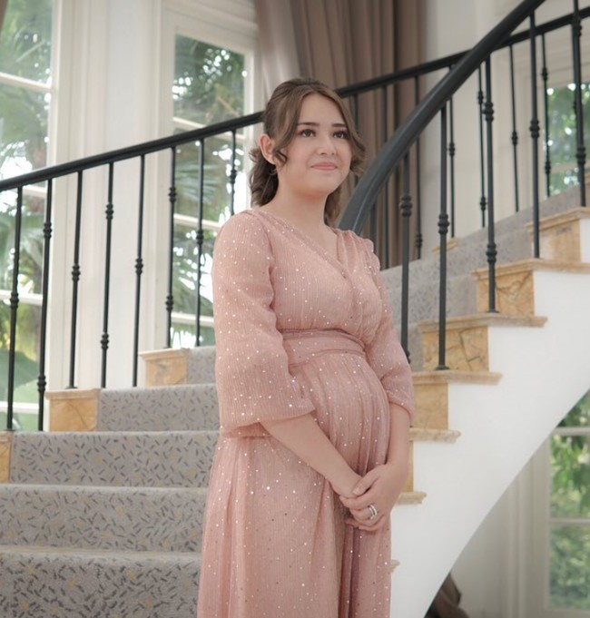 Nama Amanda Manopo semakin dikenal usai dirinya membintangi sinetron Ikatan Cinta dan memerankan karakter Andin. Dalam sinetron tersebut, Amanda Manopo berperan sebagai istri dari Aldebaran yang dibintangi oleh Arya Saloka. Foto: dok. Instagram/@abudherypastrana