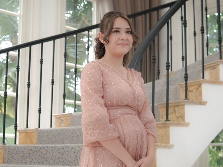 8 Gaya Amanda Manopo Pamer Baby Bump, bak Bumil Cantik