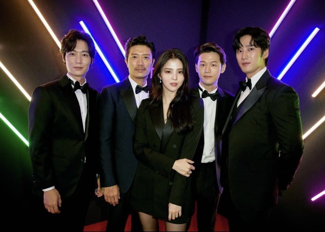 Han So Hee menjadi primadona di tengah deretan pemain drama Korea My Name lainnya, Park Hee Soon, Ahn Bo Hyun, Lee Hak Joo, dan Jang Ryul. Drama besutan Netflix itu akan menayangkan delapan episode pada 15 Oktober 2021. Foto: dok. Instagram netflixkr