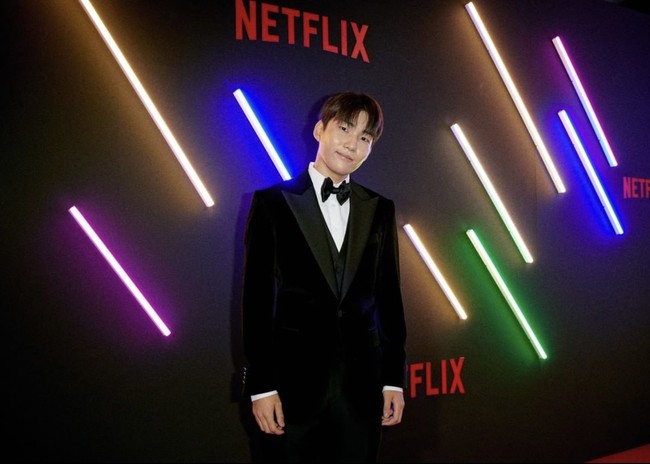 Tang Jun Sang yang membintangi drama Korea besutan Netflix, Move to Heaven pun hadir di Busan International Film Festival 2021. Aktor berdarah Malaysia-Korea Selatan itu mengenakan setelan hitam sesuai dress code dengan paduan dasi kupu-kupu. Foto: dok. Instagram netflixkr