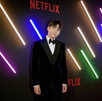 Tang Jun Sang yang membintangi drama Korea besutan Netflix, Move to Heaven pun hadir di Busan International Film Festival 2021. Aktor berdarah Malaysia-Korea Selatan itu mengenakan setelan hitam sesuai dress code dengan paduan dasi kupu-kupu. Foto: dok. Instagram netflixkr