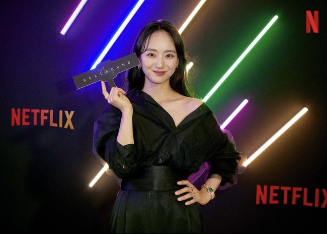 Pada awal tahun, Won Jin Ah dipasangkan dengan Rowoon dalam drama Korea She Would Never Know. Penggemar dapat menantikan penampilannya dalam drama Korea Hellbound sebagai istri Park Jung Min. Foto: dok. Instagram netflixkr