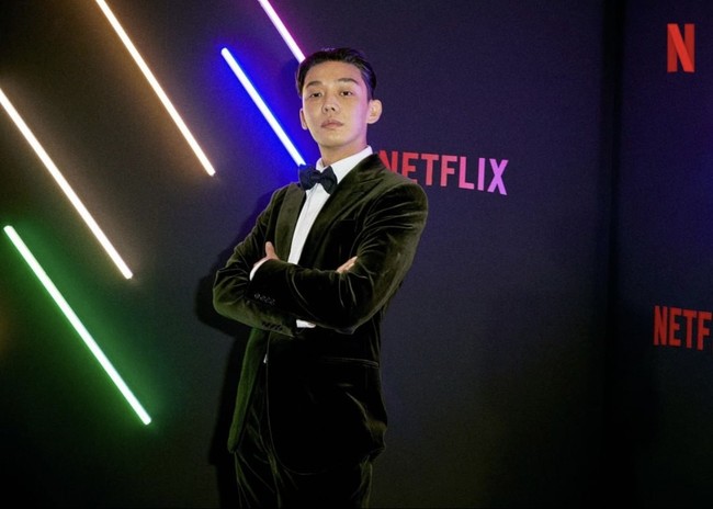 Yoo Ah In terlihat karismatik mengenakan setelan hitam beludru. Sang aktor belum lama membintangi film #Alive bersama Park Shin Hye. Dalam drama Korea Hellbound, ia berperan sebagai kepala agama Saejinrihwe. Foto: dok. Instagram netflixkr