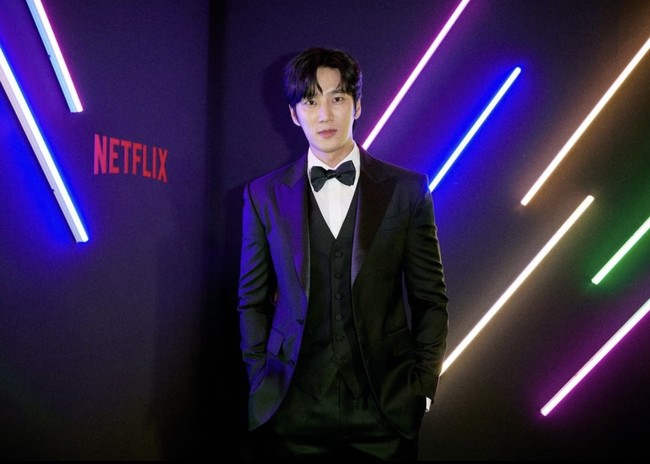 Ahn Bo Hyun pun menampilkan pesona yang berbeda dari penampilannya dalam drama Korea on going Yumi’s Cells. Ia akan menjadi detektif yang bekerja sama dengan Han So Hee dalam drama Korea My Name. Foto: dok. Instagram netflixkr