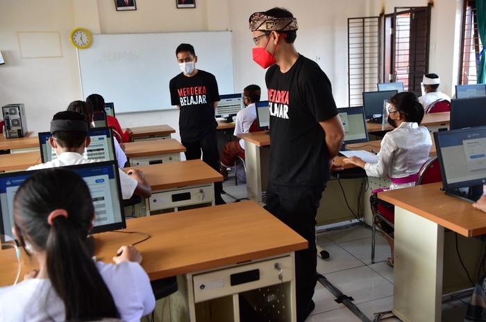 Mendikbudristek Nadiem meninjau pelaksanaan Asesmen Nasional di SMPN 1 Kuta Selatan, Bali, Kamis (7/10/2021).