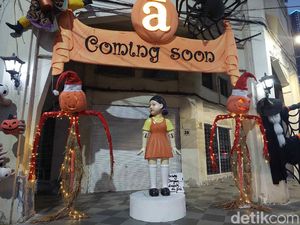 Nggak Seram, Boneka Squid Game di Surabaya Malah Jadi Objek Foto Warga