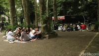 Kaii ini Objek Wisata Taman Ir H Djuanda (Tahura) Bandung ramai oleh wisatawan yang mengadakan botram. (Wisma Putera/detikcom)