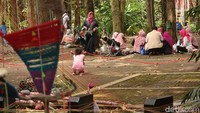 Buat kalian yang ingin botram di Tahura, tetapi tidak membawa makanan dan tikar bisa menyewa tikar dan membeli makanan di warung-warung yang ada di objek wisata ini. (Wisma Putera/detikcom)
