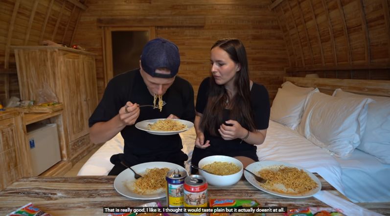 Cicip Indomie, Bule Jerman Ini Kepincut Rasa Soto Spesial yang Gurih Mantap