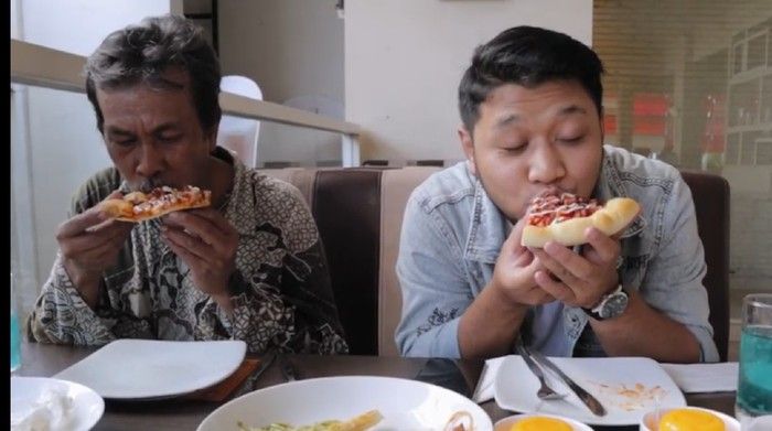 Cicip Pizza hingga Boba Pertama Kali, Ekspresi 5 Orang Ini Bikin Haru