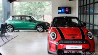 Pada periode pembukaan, rangkaian kendaraan dari model MINI John Cooper Works ditampilkan secara lengkap, yaitu MINI John Cooper Works 3-Door, MINI John Cooper Works Cabrio, MINI John Cooper Works Clubman, dan MINI John Cooper Works Countryman Plaza MINI Senopati hadir di lokasi yang erat dengan gaya hidup urban dan uplifting tepatnya di Jalan Senopati nomor 53, Jakarta Selatan, dengan luas bangunan 1.081 m2 , dan berdesain urban modern khas MINI. 