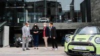 Peresmian Plaza MINI Senopati dihadiri oleh perwakilan dari BMW Group Indonesia; Jodie O’tania, Director of Communications, BMW Group Indonesia dan Ariefin Makaminan, Vice President of Aftersales, BMW Group Indonesia, serta jajaran pimpinan PT Plaza Auto Raya; Robert Wardhana, Chairman, PT Plaza Auto Raya - Plaza MINI, dan Ferdy Purnama, Direktur PT Plaza Auto Raya - Plaza MINI.