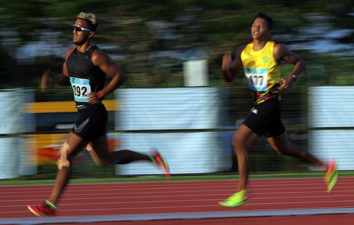 Atlit putra Sumatera Barat Fauma Depril Jumra (kiri) meraih medali emas diikuti atlit Lampung Afif Setiawan meraih medali perunggu dalam lari 1500 meter dasa lomba di Stadion Atletik Mimika Sport Complex, Timika, Kamis 7/10. PB PON XX/Maleachi Marinsib Palinggi