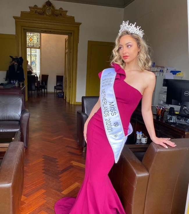 Vaksin kini menjadi salah satu syarat untuk melakukan aktivitas seperti normal setelah pandemi Corona mewabah. Sayangnya tak semua orang mau untuk berpartisipasi karena berbagai alasan, termasuk ratu kecantikan Belanda ini. Foto: Instagram @dilayw