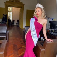 Vaksin kini menjadi salah satu syarat untuk melakukan aktivitas seperti normal setelah pandemi Corona mewabah. Sayangnya tak semua orang mau untuk berpartisipasi karena berbagai alasan, termasuk ratu kecantikan Belanda ini. Foto: Instagram @dilayw