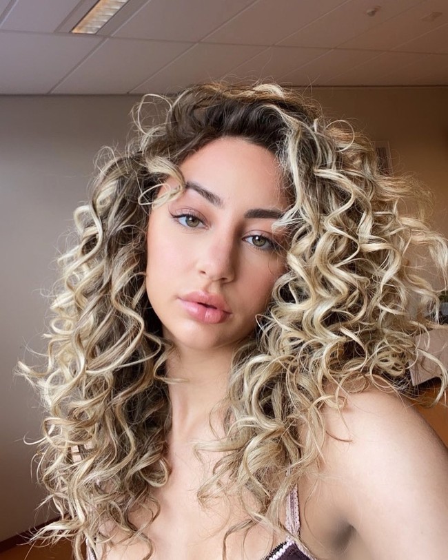 Keputusannya itu tentu disayangkan terlebih Dilay pernah mengaku jika membawa pulang mahkota Miss World adalah impiannya sejak lama. Ajang kecantikan yang diikuti para pemenang Miss World dari berbagai negara itu rencananya akan digelar di Puerto Rico dalam waktu dekat. Foto: Instagram @dilayw