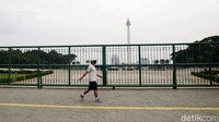 Masalah izin penyelenggaraan Formula E di Monas sempat mengemuka pada awal 2020. Kemensetneg selaku Komisi Dewan Pengarah Kawasan Medan Merdeka sempat melarang Monas jadi venue balapan Formula E. Hal tersebut mempertimbangkan cagar budaya di kawasan Monas. Selain itu ada kegiatan pengaspalan yang membuat gelaran Formula E tak memungkinkan digelar di kawasan tersebut.