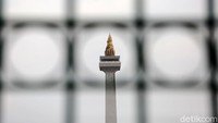 Sebelumnya, pemakaian Monas menjadi venue Formula E memang menuai pro-kontra sejak awal mula diumumkan Gubernur DKI Jakarta Anies Baswedan pada 10 September 2019. Penolakan datang dari berbagai pihak dengan pertimbangan utama: ada cagar budaya di kawasan Monas.