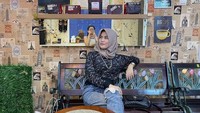 Setelah berbelanja pun, mampir ke coffeee shop menjadi bagian favorit Diva. Beristirahat sekaligus menikmati secangkir kopi yang segar membantu Diva untuk merelaksasi dirinya. Foto: Instagram/divasiregar_