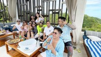 Diva merupakan seorang model, selebgram, dan pengusaha beberapa bisnis kecantikan. Hangout dengan teman-temanya tak pernah dilewatkan Diva di tengah jadwal photoshootnya. Foto: Instagram/divasiregar_