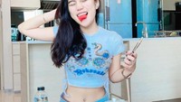 Waktu sarapan juga tidak pernah dilewatkan oleh Diva. Sarapan pagi di hotel lengkap dengan buah dan secangkir kopi membuatnya begitu semangat mengawali hari. Foto: Instagram/divasiregar_