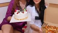 Merayakan ulang tahun bersama teman-temannya juga menjadi kegiatan tahunan yang dilakukan Diva. Kue yang manis serta hiasan kamar yang cantik membuat momen ulang tahunnya begitu berkesan. Foto: Instagram/divasiregar_
